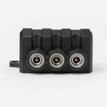 تصویر فیلتر صافی و حذف نویز برق خودرو Lanzar PF-4000 از نمای نزدیک به پورت‌های خروجی؛ بدنه مشکی با طراحی کانال‌های عمودی، مجهز به سه جک RCA با کیفیت و دارای پایه نصب در پهلوی دستگاه
